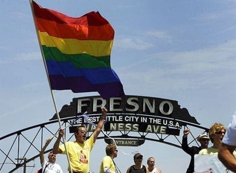 Miles piden derechos para los gays en Fresno