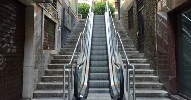 ¿por qué la escalera mecánica que no funciona siempre es la de subir?