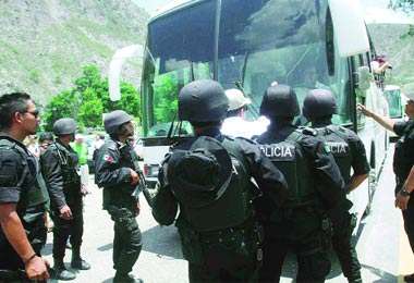 Oaxaca: paramilitares frustran caravana humanitaria