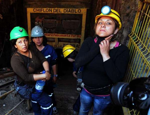 33 mujeres chilenas protestan bajo tierra