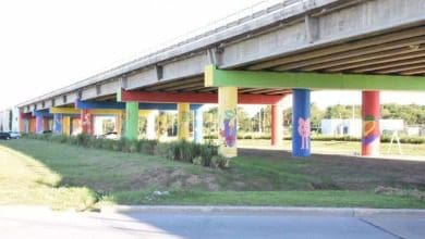 Pintores dan belleza a la carretera: un mural en un puente