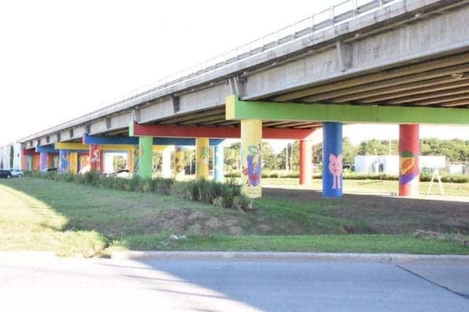 Pintores dan belleza a la carretera: un mural en un puente