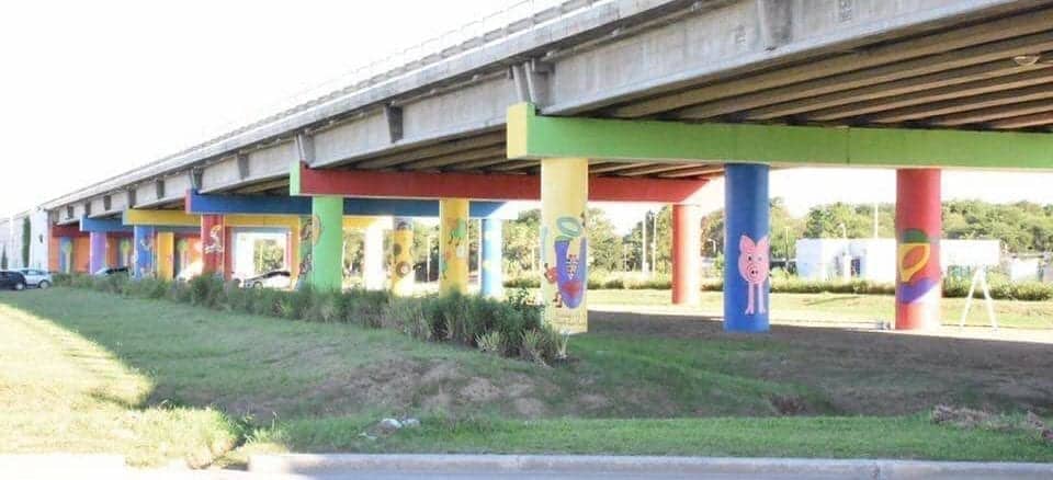 Pintores dan belleza a la carretera: un mural en un puente