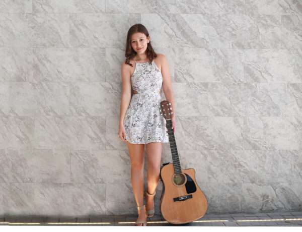 Maria elena little, de 16 años, se abre paso en el mundo de la música