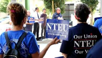 Protestan acciones del gobierno para destruir sindicato de empleados federales