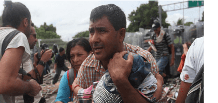 Reprimen a hondureños en la frontera mexicana