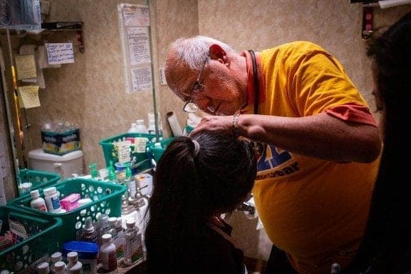 Médicos voluntarios atienden a inmigrantes en la frontera