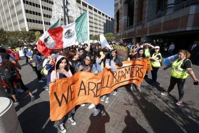 Estudiantes en las calles de los Ángeles apoyan a dacamentados