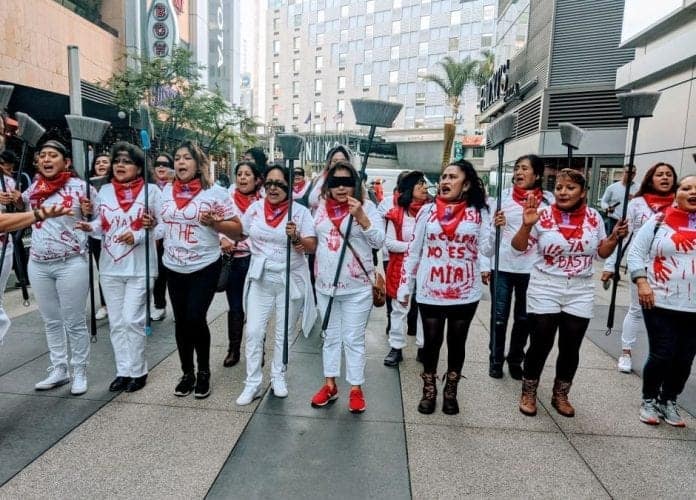 “el violador eres tú”: protestan trabajadoras de limpieza en los Ángeles