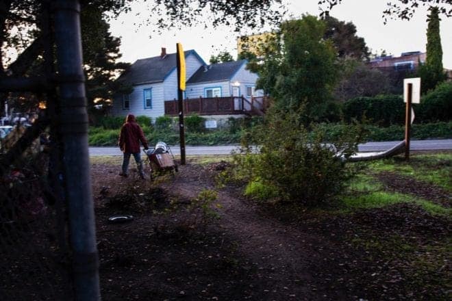 Californianos sin hogar se adaptan a redadas en campamentos