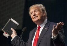 Trump y los evangélicos, con una biblia en la mano