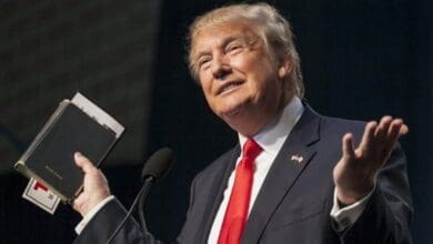 Trump y los evangélicos, con una biblia en la mano