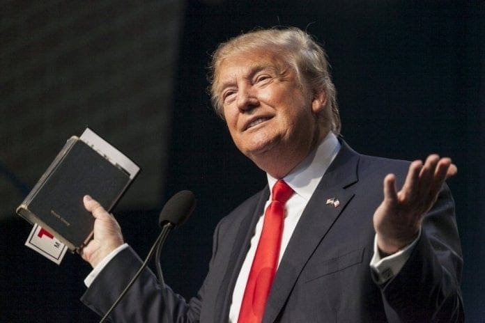 Trump y los evangélicos, con una biblia en la mano