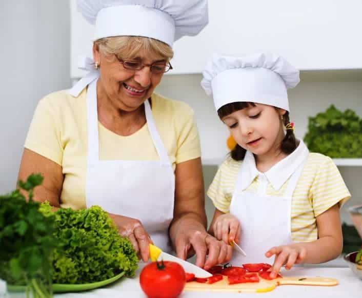 Las manos mágicas de las abuelas que guardan nuestra infancia