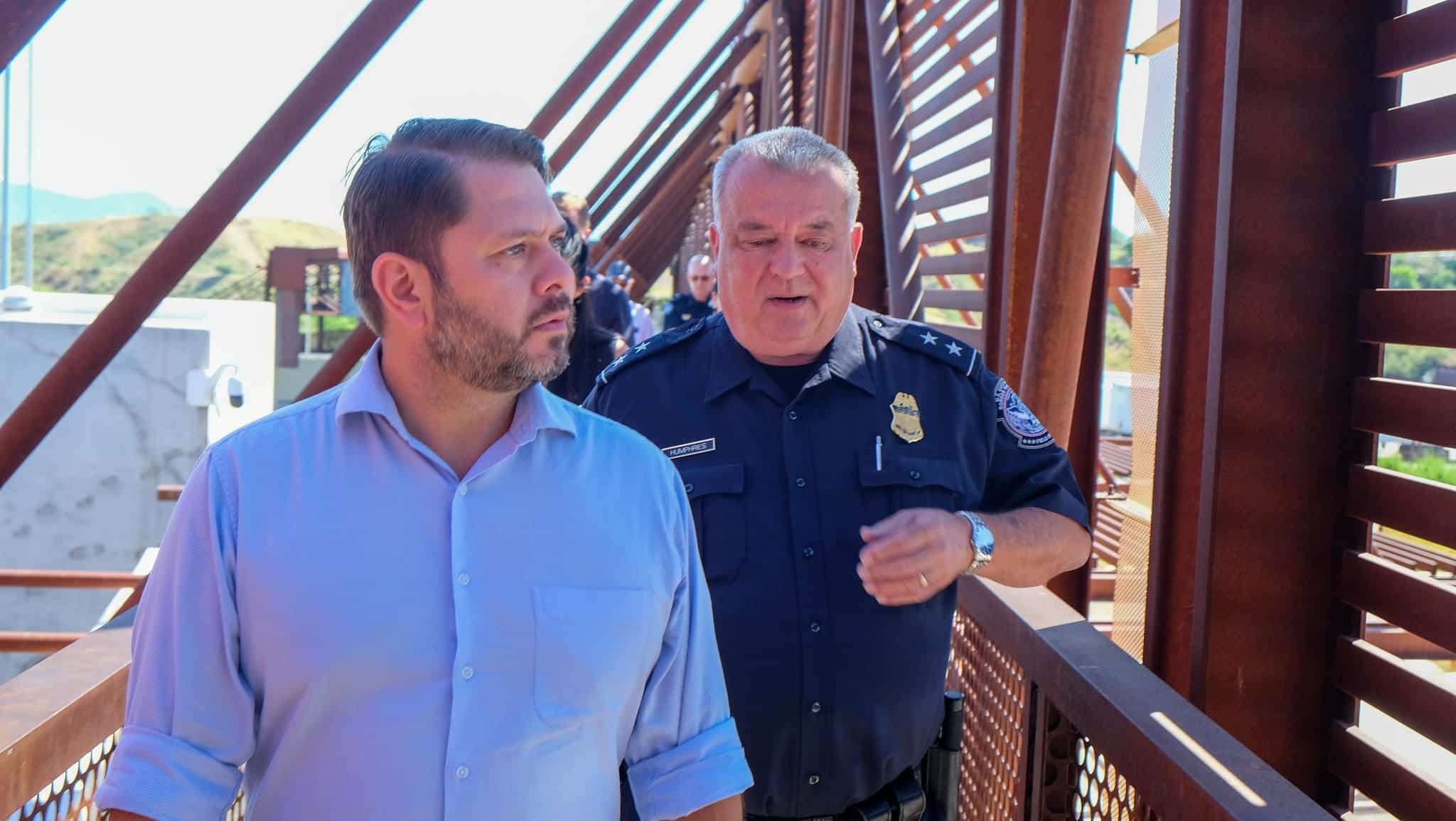 Ruben Gallego, candidato demócrata al Senado, está apuntando al voto latino que desconfía de los políticos en Arizona